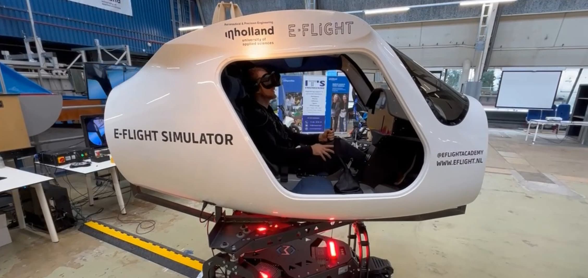 E-Flight Simulator on the PS-3TM-550 motion platform - photo 2