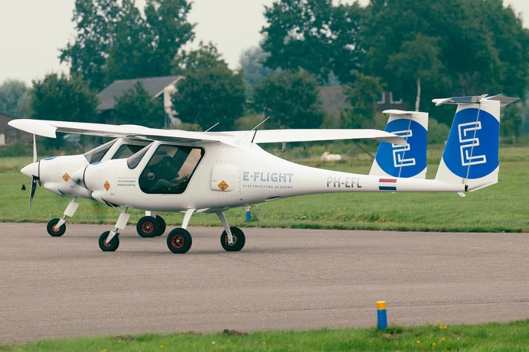 E-Flight Simulator on the PS-3TM-550 motion platform - photo 3