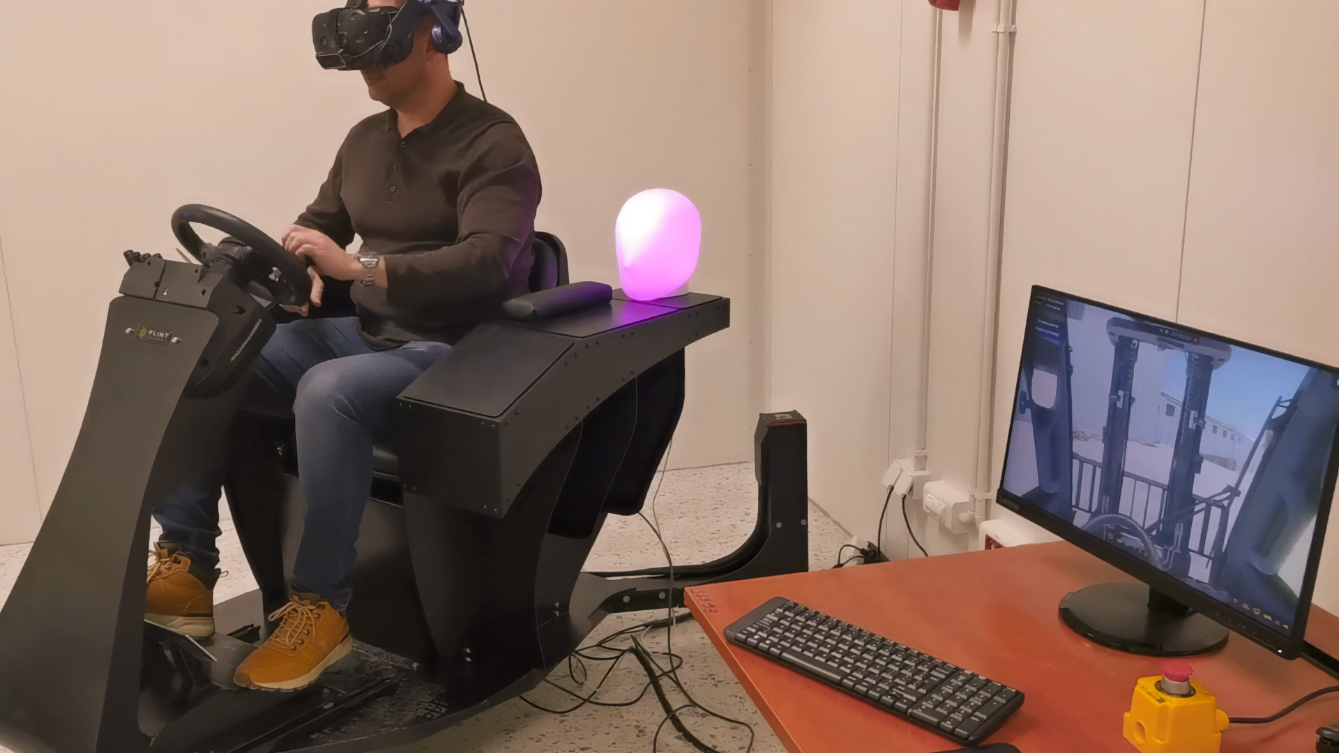 VR simulator reflecting the functionality of a real forklift