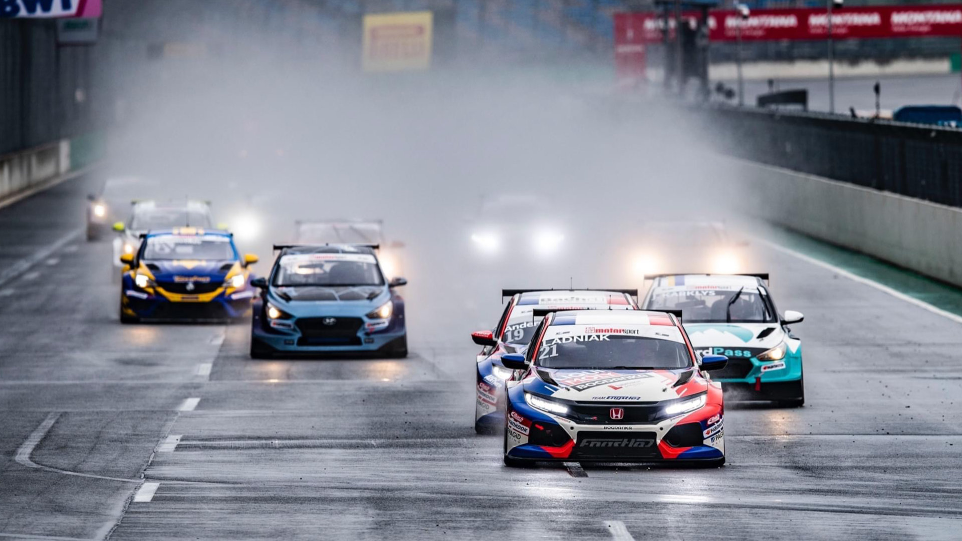 Szymon Ładniak TCR race car leading on a wet track